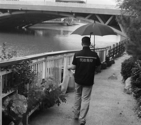 济南市救助人员开展雨中巡查,及时救助临时遇困人员